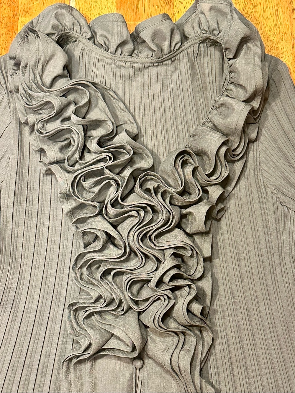Japanese Fashion Je Crois Soi Micro Pleat Ruffle Tunic V-Neck Blouse Khaki/gray - Picture 16 of 16